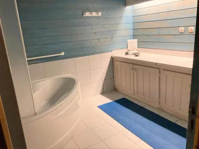 Salle de bains dans l'établissement Gites du Cheron