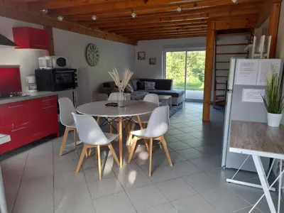 Cuisine ou kitchenette dans l'établissement La Maison au bord de l'Ain