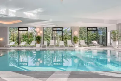 Piscine de l'établissement GOLDEN TULIP LYON OUEST TECHLID Hotel & Spa ou située à proximité