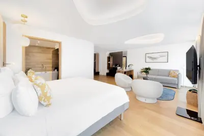 Télévision ou salle de divertissement dans l'établissement GOLDEN TULIP LYON OUEST TECHLID Hotel & Spa