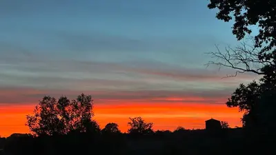 Lever ou coucher de soleil vu de le séjour chez l'habitant ou à proximité