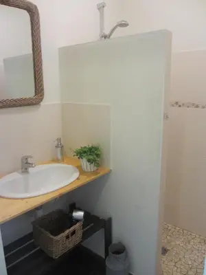 Salle de bains dans l'établissement Gîte le Chêne du Py