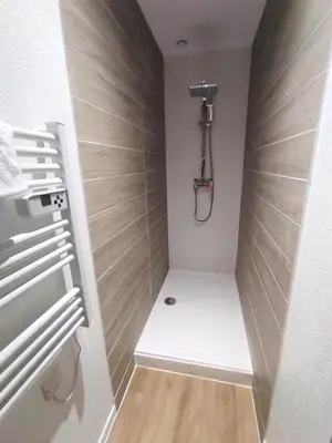 Salle de bains dans l'établissement Appartement Cogny - les Meublés des Pierres Dorées