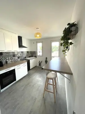 Cuisine ou kitchenette dans l'établissement Le Châteaucreux - Cosy & SPA