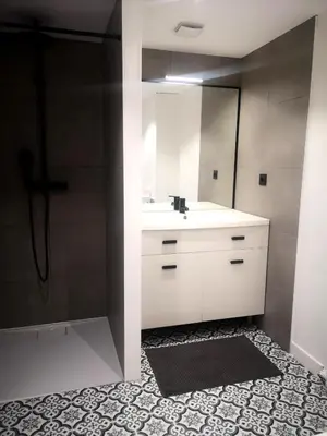 Salle de bains dans l'établissement gite Condrieu parking privé