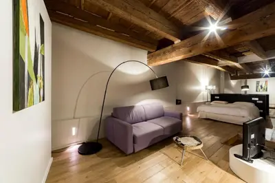Coin salon dans l'établissement La Suite Miroirs - Plein cœur du Vieux Lyon