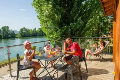 Vue sur la rivière ou le fleuve situé(e) à proximité de le camping