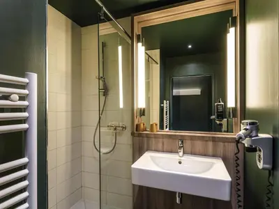 Salle de bains dans l'établissement ibis Lyon Est Meyzieu
