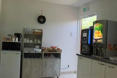 Cuisine ou kitchenette dans l'établissement Hôtel Lémand Lyon Est - Villefontaine