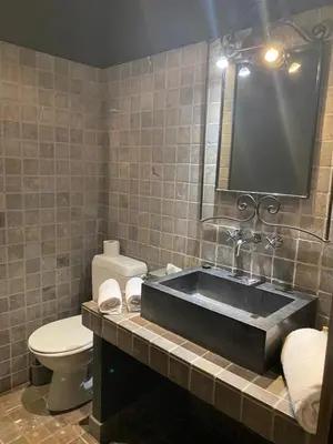 Salle de bains dans l'établissement Hôtel de la Tour