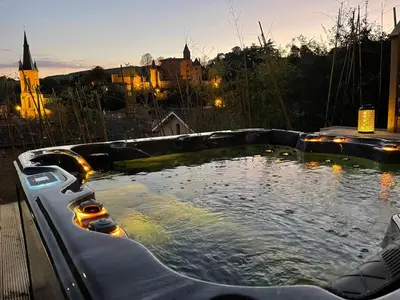 Piscine de l'établissement L'ABRI du château SPA et détente ou située à proximité