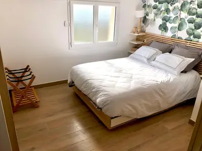 Un ou plusieurs lits dans un hébergement de l'établissement La Parenthèse Balnéo T2 Cosy de 40m² avec terrasse