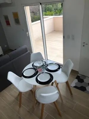 Coin salon dans l'établissement La Parenthèse Balnéo T2 Cosy de 40m² avec terrasse