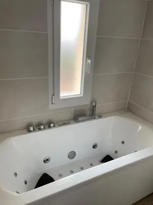 Salle de bains dans l'établissement La Parenthèse Balnéo T2 Cosy de 40m² avec terrasse