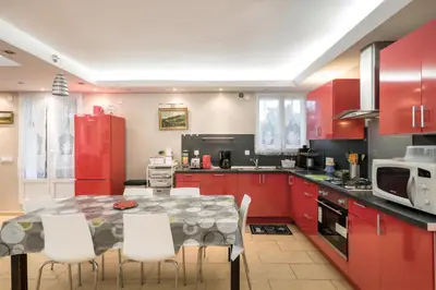 Cuisine ou kitchenette dans l'établissement Appartement Indépendant en maison à 15 MIN de LYON