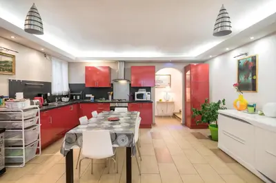 Cuisine ou kitchenette dans l'établissement Appartement Indépendant en maison à 15 MIN de LYON
