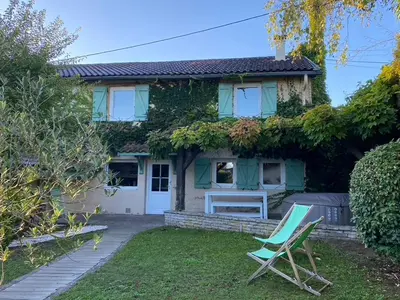 Jardin de l'établissement La Petite Maison, jardin et jacuzzi, proche de Lyon