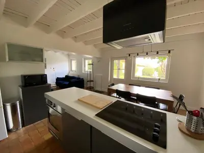 Cuisine ou kitchenette dans l'établissement La Petite Maison, jardin et jacuzzi, proche de Lyon