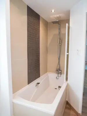 Salle de bains dans l'établissement La Petite Maison, jardin et jacuzzi, proche de Lyon