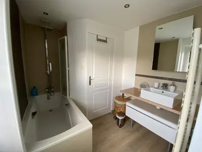 Salle de bains dans l'établissement La Petite Maison, jardin et jacuzzi, proche de Lyon