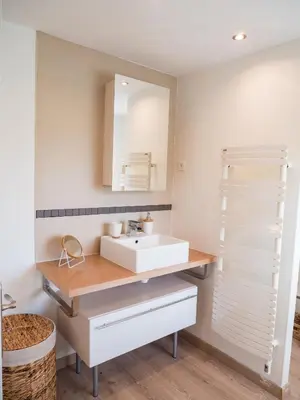 Plan de l'établissement La Petite Maison, jardin et jacuzzi, proche de Lyon
