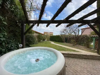Jardin de l'établissement La Petite Maison, jardin et jacuzzi, proche de Lyon