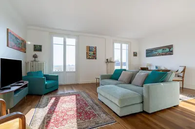 Coin salon dans l'établissement LA SUITE MARCELLIN - Magnifique T3 avec garage et balcon Lyon 7