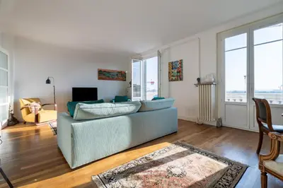 Télévision ou salle de divertissement dans l'établissement LA SUITE MARCELLIN - Magnifique T3 avec garage et balcon Lyon 7