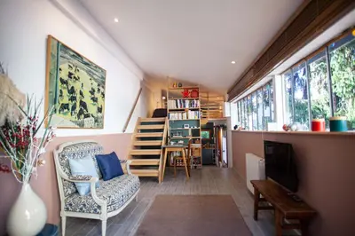 Télévision ou salle de divertissement dans l'établissement LYONEST chambre d'hôtes