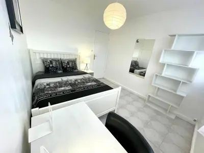 Un ou plusieurs lits dans un hébergement de l'établissement Chambre privée en colocation dans un appartement au centre de rillieux la pape