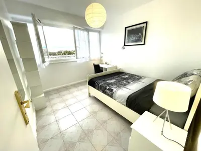 Un ou plusieurs lits dans un hébergement de l'établissement Chambre privée en colocation dans un appartement au centre de rillieux la pape