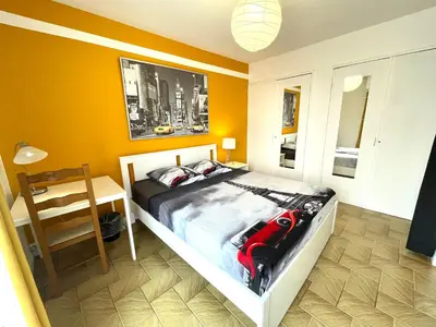 Un ou plusieurs lits dans un hébergement de l'établissement Chambre privée en colocation dans un appartement au centre de rillieux la pape