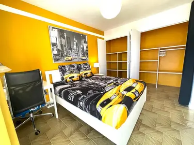 Télévision ou salle de divertissement dans l'établissement Chambre privée en colocation dans un appartement au centre de rillieux la pape