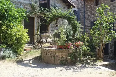 Jardin de l'établissement Maison Pérouges spa