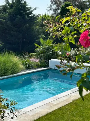 Piscine de l'établissement La Glycine B&B ou située à proximité