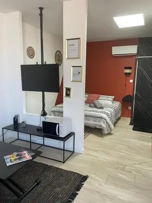 Un ou plusieurs lits dans un hébergement de l'établissement Studio Cosy tt confort proche aéroport