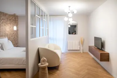 Un ou plusieurs lits dans un hébergement de l'établissement Suite Georgia - appartement 2 personnes - Check in h24 & Wifi