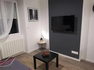 Télévision ou salle de divertissement dans l'établissement Studio cosy au pied du METRO FLACHET