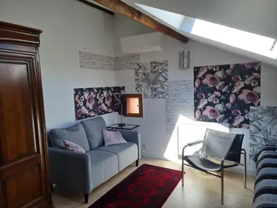 Coin salon dans l'établissement Espace Beléverte Bussière 1 Tamaris appartement meublé de 2 chambres