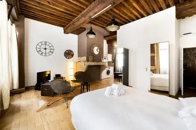 Un ou plusieurs lits dans un hébergement de l'établissement All in Lyon | Studio authentique Vieux Lyon