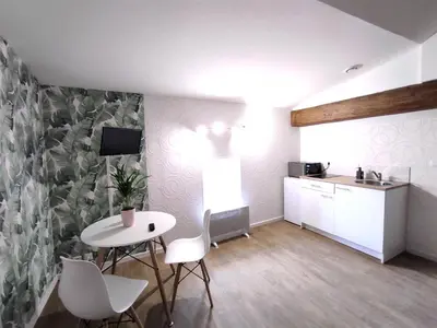Cuisine ou kitchenette dans l'établissement Les Meublés des Pierres Dorées - Gite de charme pour groupe