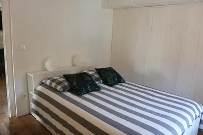 Un ou plusieurs lits dans un hébergement de l'établissement Maison Spacieuse à Boulieu