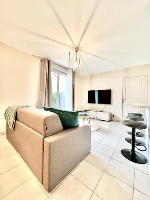 Télévision ou salle de divertissement dans l'établissement La Bulle de Champagne