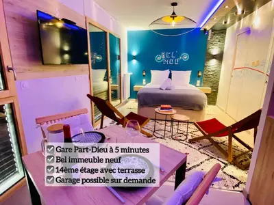 Un ou plusieurs lits dans un hébergement de l'établissement Studio BEL MOD Mont d'Or - Belvédère Moderne