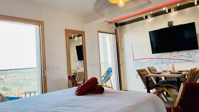 Télévision ou salle de divertissement dans l'établissement Studio BEL-MOD BUGEY - Belvédère Moderne