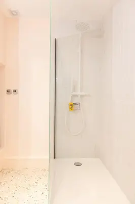 Salle de bains dans l'établissement HIMA, Beau T2 rénové à neuf Châteaucreux Gare