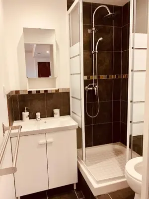 Salle de bains dans l'établissement 32EG faculté médecine, hôpitaux, vinatier
