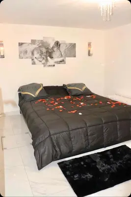 Un ou plusieurs lits dans un hébergement de l'établissement VILLA AVEC PISCINE love ROOM