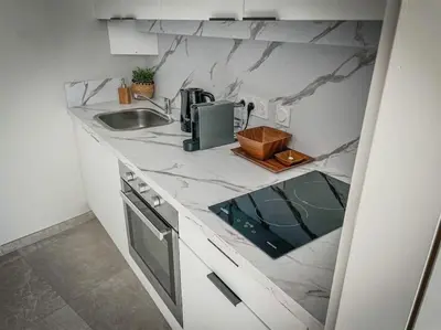 Cuisine ou kitchenette dans l'établissement Suite Luxueuse Jacuzzi SUITE AMANTIS By Noma