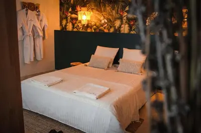 Un ou plusieurs lits dans un hébergement de l'établissement Suite Luxueuse Jacuzzi SUITE AMANTIS By Noma